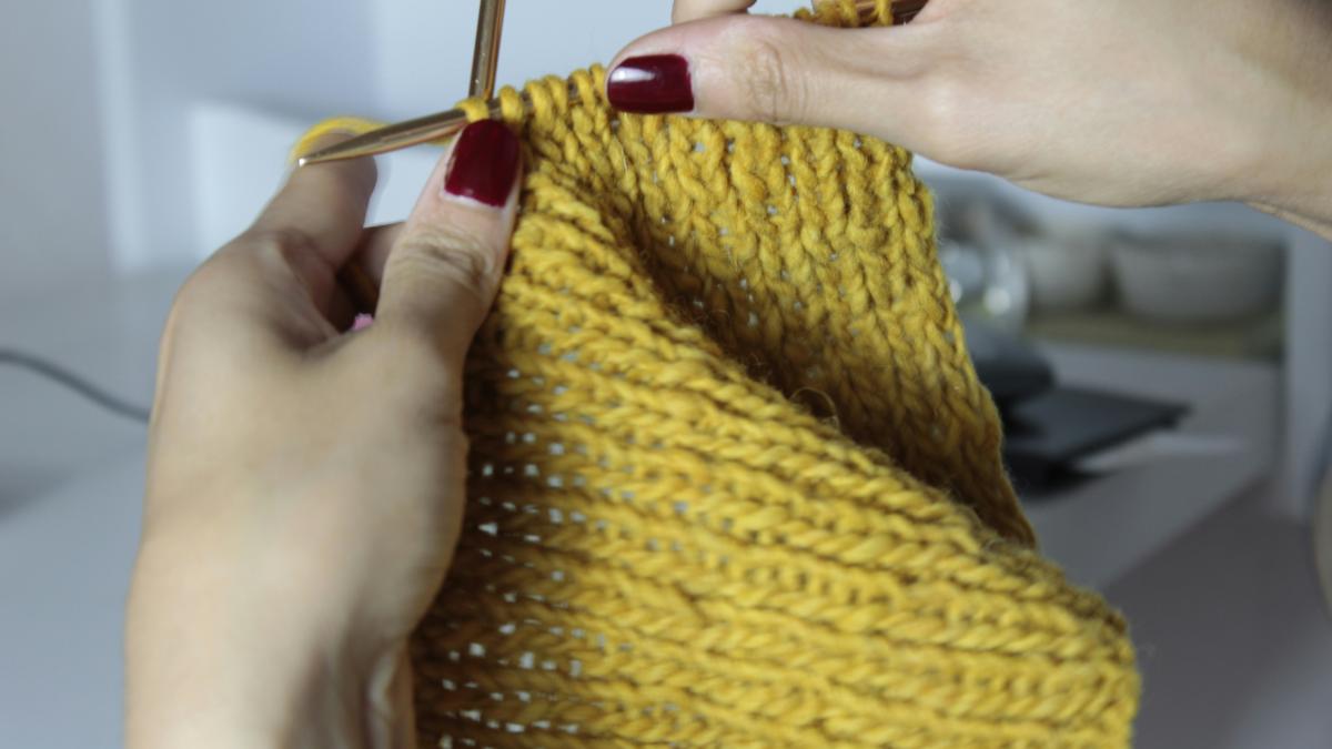 Hands knitting