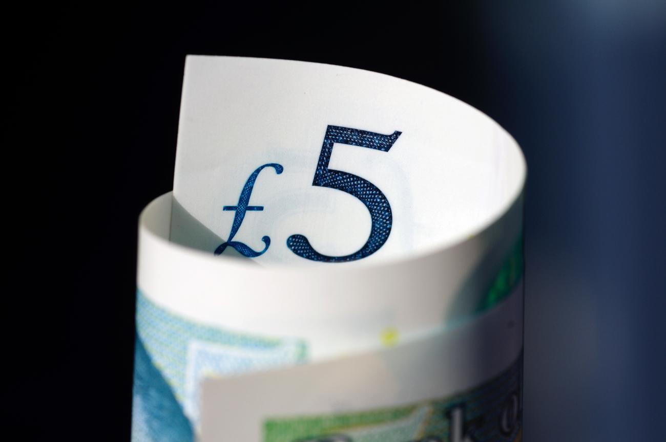 Five pound note image.